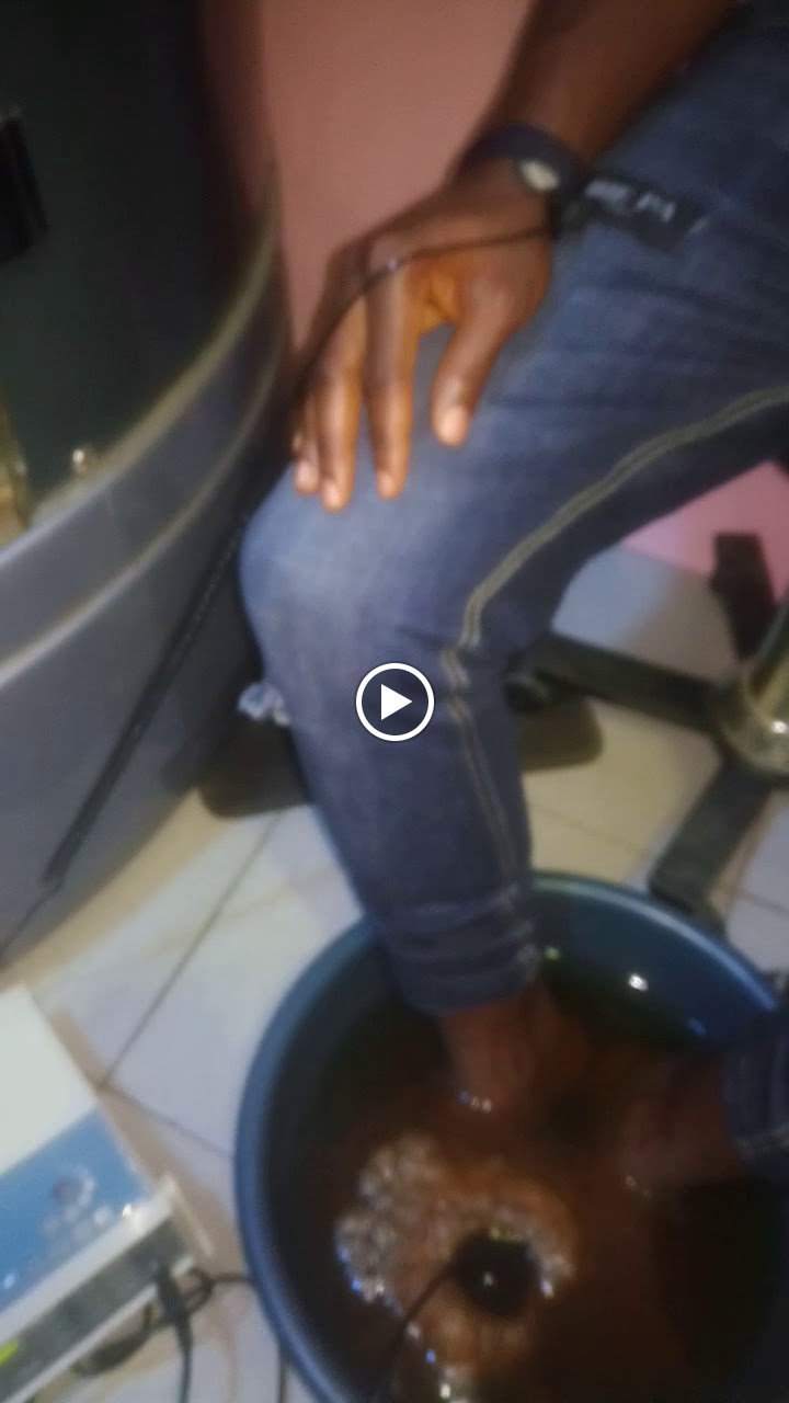 Foot soak at the start of a pedicure and foot treatment